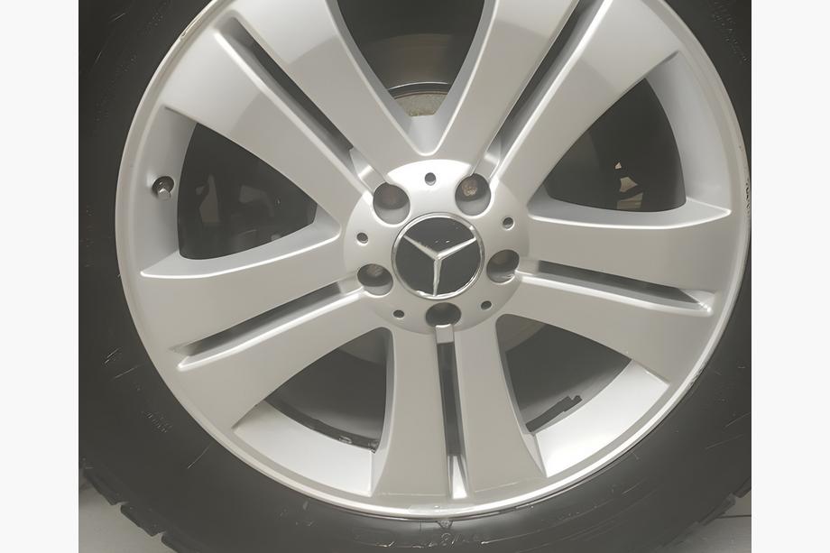 Mercedes-Benz Stredové krytky diskov 70/75 mm s krúžkom (4 ks, čierne) Fotografia 1