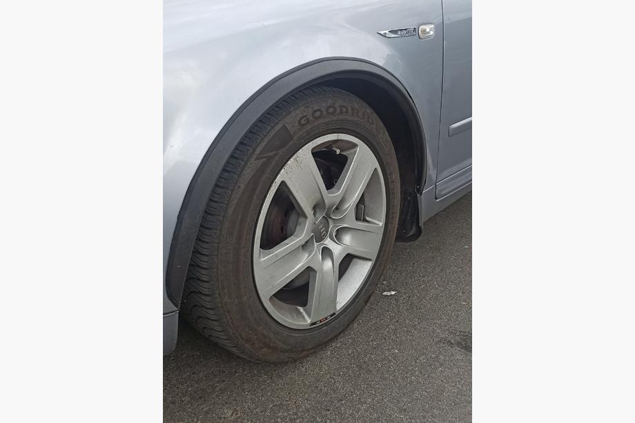 Audi A4 B6 2000–2004 Lemy blatníkov (4 ks, čierne, ABS plast) Image