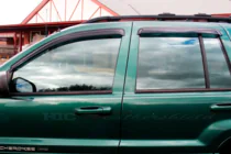 Jeep Grand Cherokee WJ 1999–2004 Deflektory okien (4 ks, HIC) fotografia 2