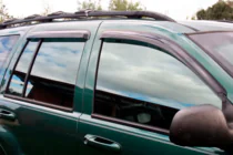 Jeep Grand Cherokee WJ 1999–2004 Deflektory okien (4 ks, HIC) fotografia 3
