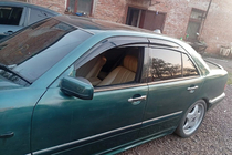 Mercedes E-class W210 1995–2002 Deflektory okien SD (4 ks, Sunplex Sport) fotografia 2