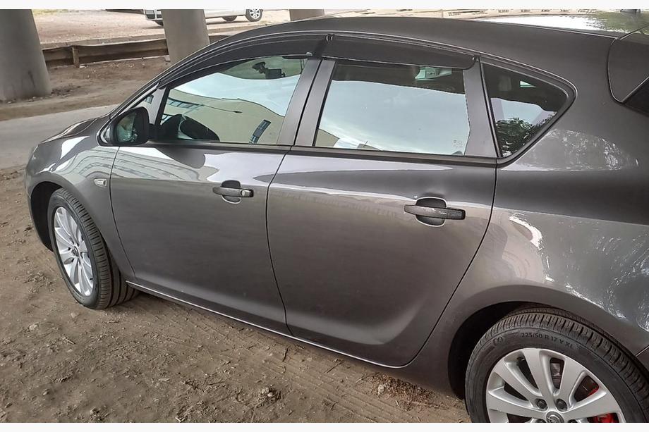 Opel Astra J 2009–2015 Okenné deflektory HB/SD (4 ks, Sunplex Sport) Fotografia 1