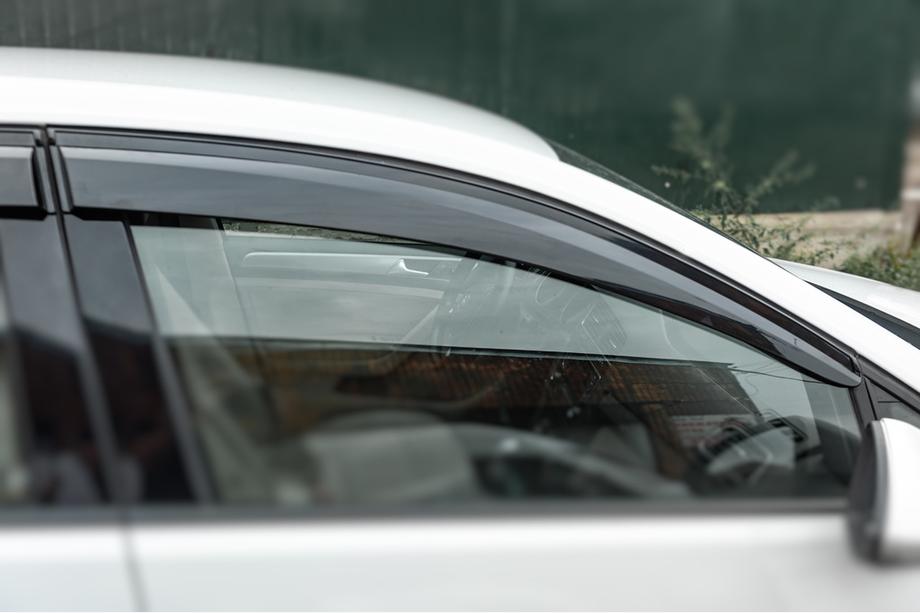 Volkswagen Golf 7/E-Golf 2012–2020 Okenné deflektory HB (4 ks, Sunplex Sport) Fotografia 4