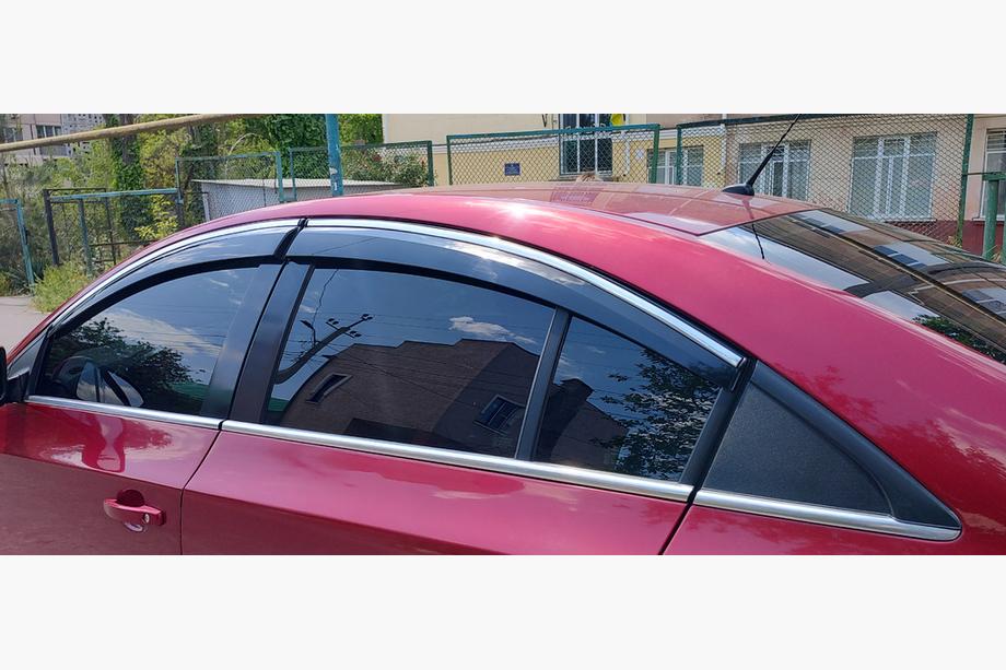 Chevrolet Cruze 2009–2015 Okenné deflektory s chrómovou lištou (4 ks, Sunplex Chrome) Fotografia 2