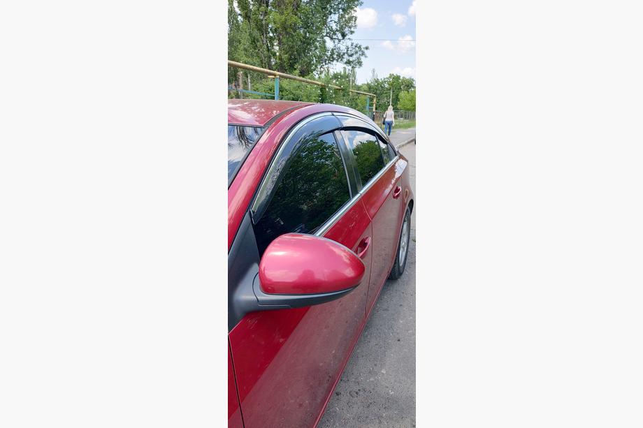 Chevrolet Cruze 2009–2015 Okenné deflektory s chrómovou lištou (4 ks, Sunplex Chrome) Fotografia 4