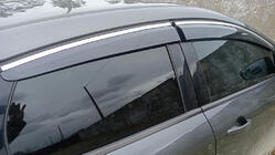 Ford Focus III 2011–2017 Okenné veterné deflektory s chrómovou lištou HB/Sedan (4 ks, Sunplex Chrome) fotografia 1