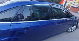 Ford Focus III 2011–2017 Okenné veterné deflektory s chrómovou lištou HB/Sedan (4 ks, Sunplex Chrome) fotografia 2