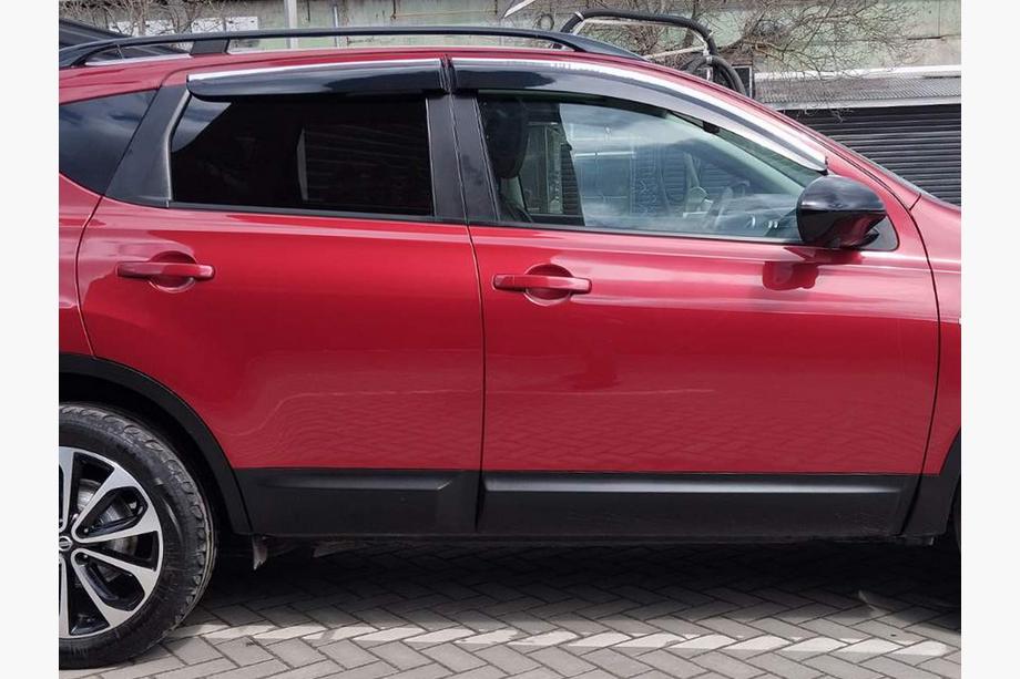 Nissan Qashqai 2010–2014 Okenné deflektory s chrómovou lištou (4 ks, Sunplex Chrome) Image
