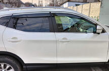 Nissan Qashqai 2014–2021 Okenné deflektory s chrómovou lištou (4 ks, Sunplex Chrome) fotografia 3