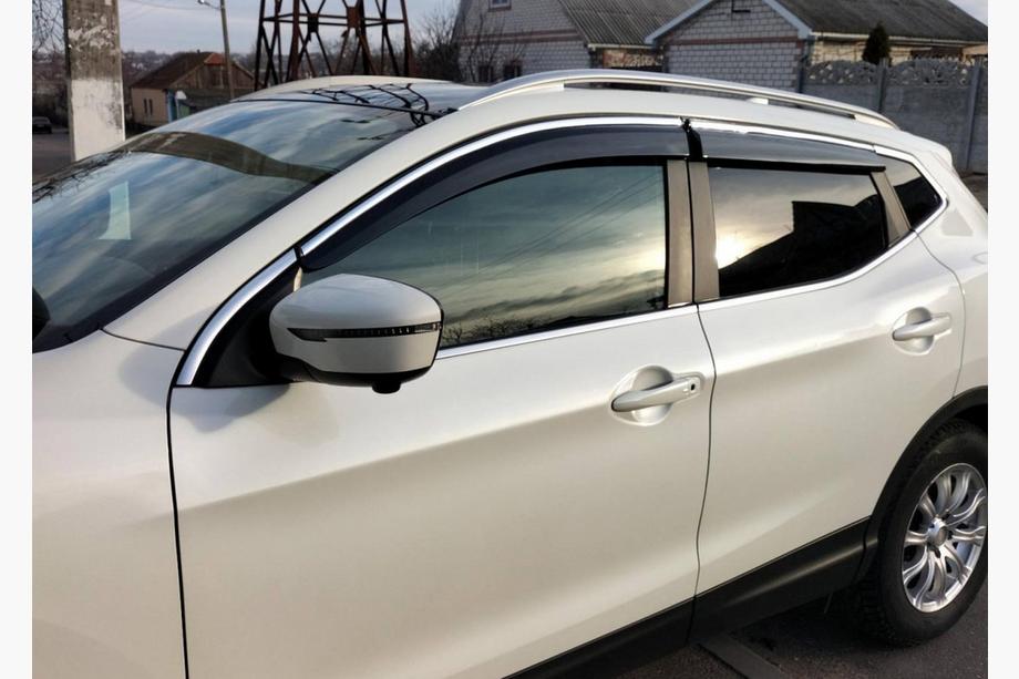 Nissan Qashqai 2014–2021 Okenné deflektory s chrómovou lištou (4 ks, Sunplex Chrome) Image