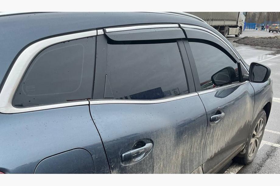 Renault Kadjar 2015–2022 Okenné deflektory s chrómovou lištou (4 ks, Sunplex Chrome) Fotografia 5