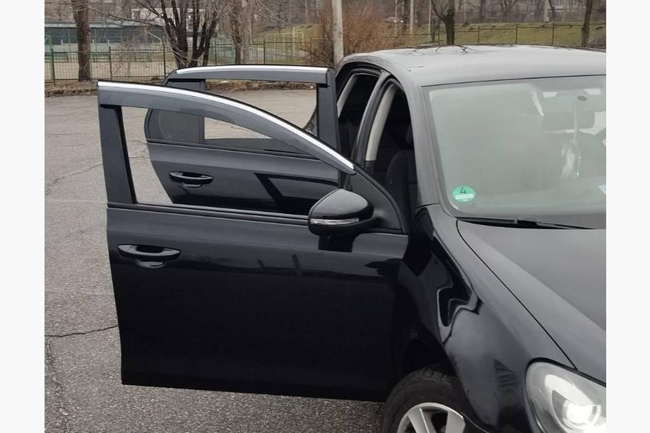 Volkswagen Golf 5 2003–2009 Okenné deflektory s chrómovou lištou (4 ks, Sunplex Chrome) Fotografia 10