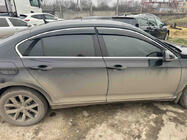 Volkswagen Passat B8 2015–2023 Okenné deflektory s chrómovou lištou SD (4 ks, Sunplex Chrome) fotografia 3
