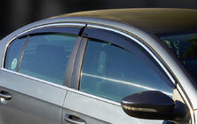 Volkswagen Passat B8 2015–2023 Okenné deflektory s chrómovou lištou SD (4 ks, Sunplex Chrome) fotografia 1