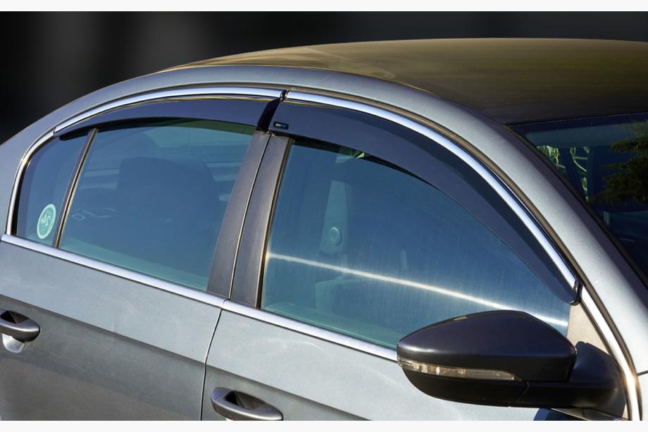 Volkswagen Passat B8 2015–2023 Okenné deflektory s chrómovou lištou SD (4 ks, Sunplex Chrome) Image