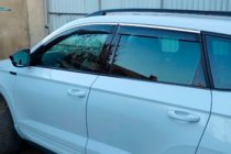 Skoda Karoq 2018– Okenné deflektory s chrómovou lištou (4 ks, HIC) fotografia 2