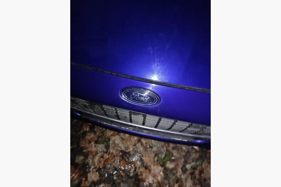Ford Fiesta 2008–2017 Predný emblém 2013-2017 112 mm/47 mm (samolepiaci) Fotografia 4