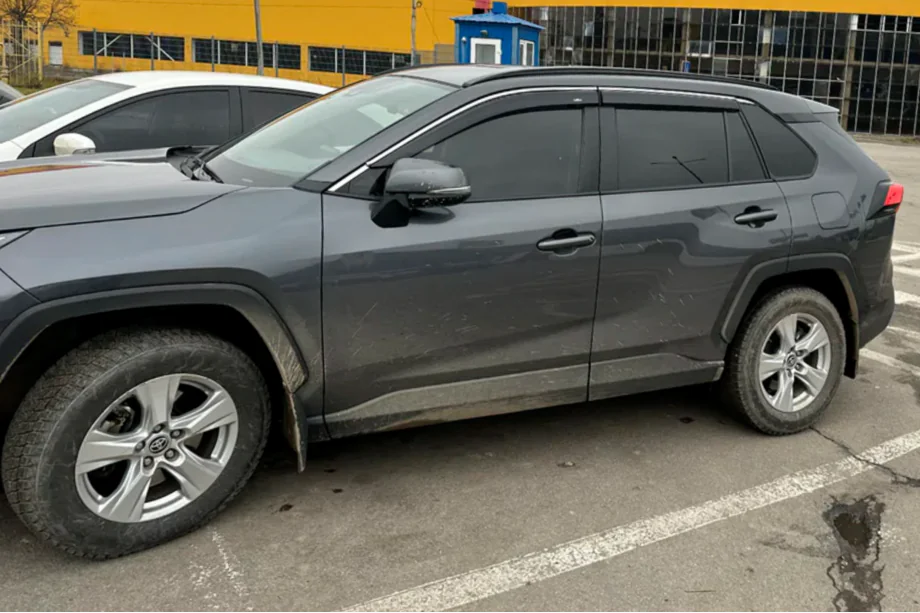 Toyota Rav 4 2019–2025 Okenné deflektory s chrómovou lištou (4 ks, HIC) Fotografia 6