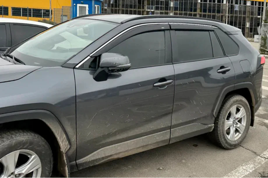Toyota Rav 4 2019–2025 Okenné deflektory s chrómovou lištou (4 ks, HIC) Fotografia 5