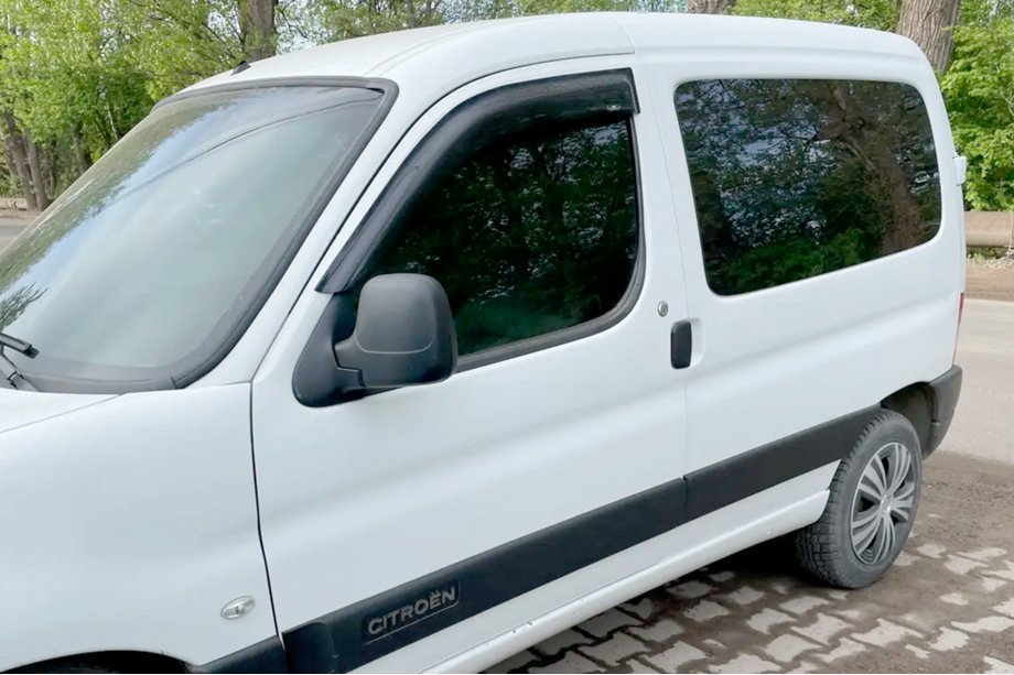 Peugeot Partner 1996–2008 Okenné deflektory 11 cm (2 ks, HIC) Image