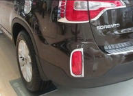 Kia Sorento II XM 2009–2014 Chrómové lišty zadných hmloviek 2013+ (2 ks, plast) fotografia 1