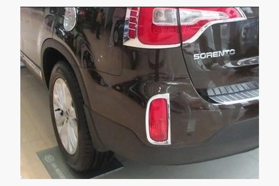 Kia Sorento II XM 2009–2014 Chrómové lišty zadných hmloviek 2013+ (2 ks, plast) Image