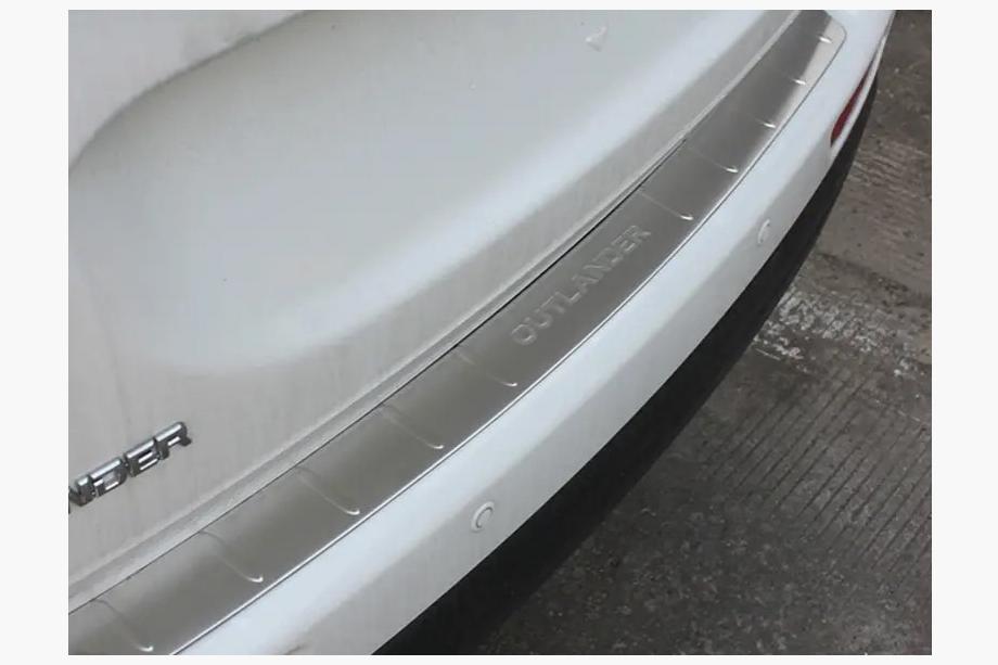 Mitsubishi Outlander 2012–2021 Nerezová lišta na zadný nárazník Libao (2015-2018) Image