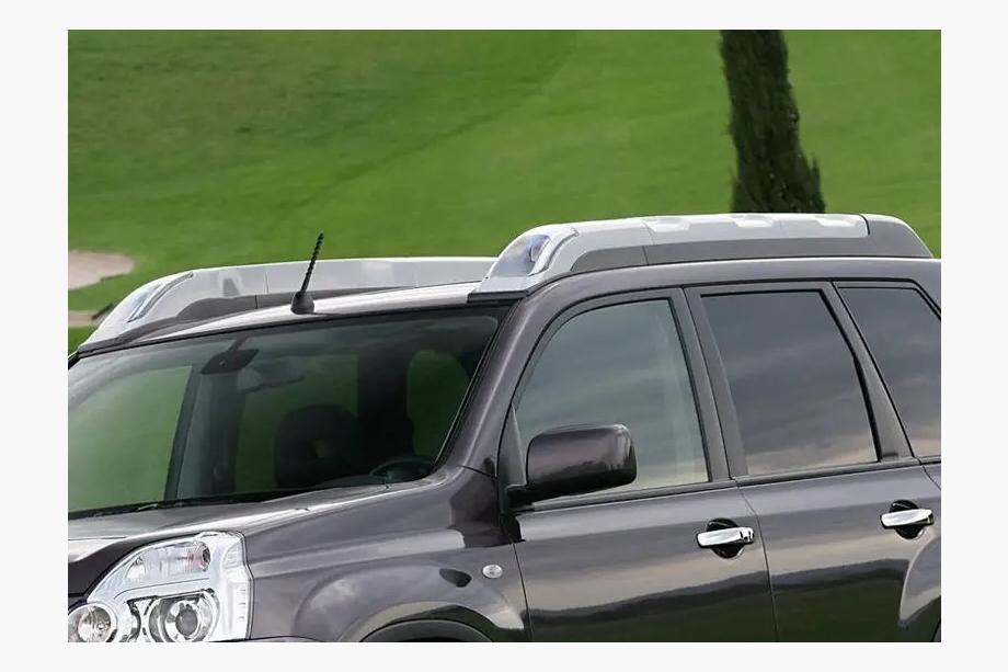 Nissan X-trail T31 2007–2014 Strešné lyžiny – originálny dizajn (so svetlami) Image