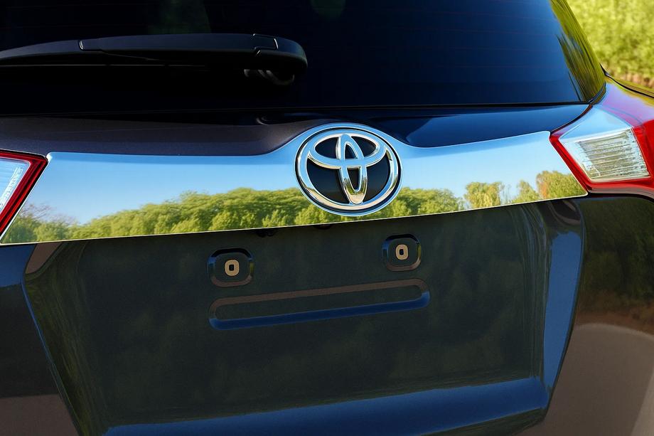 Toyota Rav 4 2013–2018 Nerezová lišta nad ŠPZ na nárazník Libao 2013-2016 Image