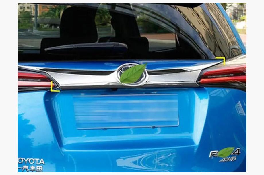 Toyota Rav 4 2013–2018 Lišta na ŠPZ Libao 2016-2018 (ABS) Fotografia 3