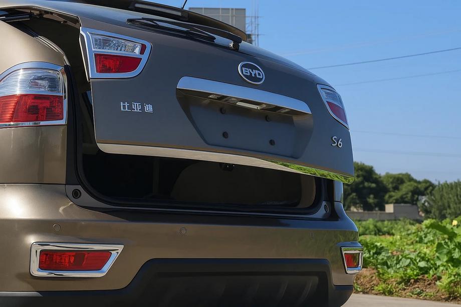 BYD S6 2010–2016 Nerezová lišta hrany veka kufra Libao Image