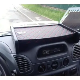 Polička na palubnú dosku (2000-2006, Čierna s červeným prešívaním)