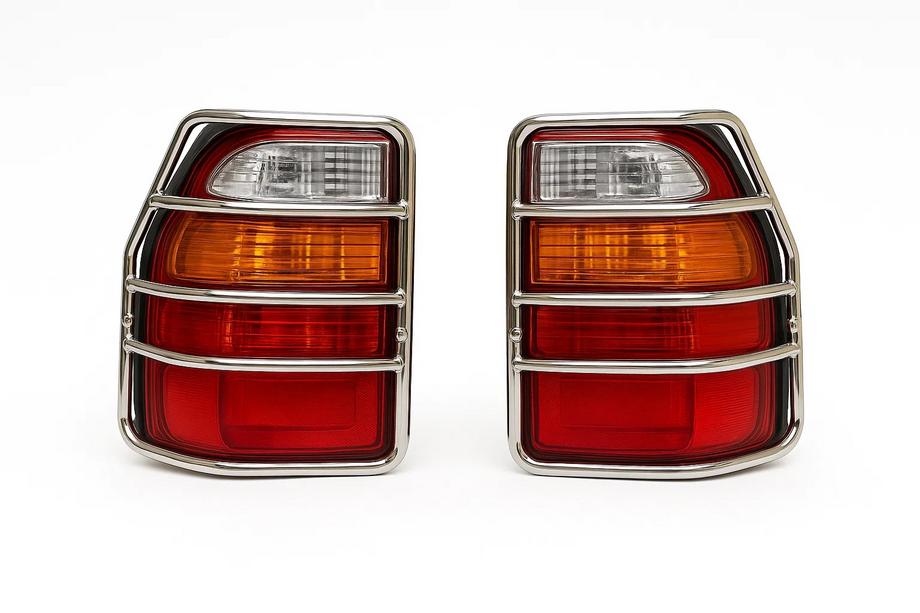 Toyota Land Cruiser 100 1998–2007 Chrómové ochranné kryty zadných svetiel (pre Land Cruiser 105) Fotografia 1