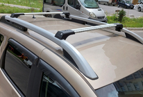 Dacia Duster 2018–2024 Uzamykateľné priečniky na pozdĺžne lyžiny Skybar V1 (2 ks) fotografia 1