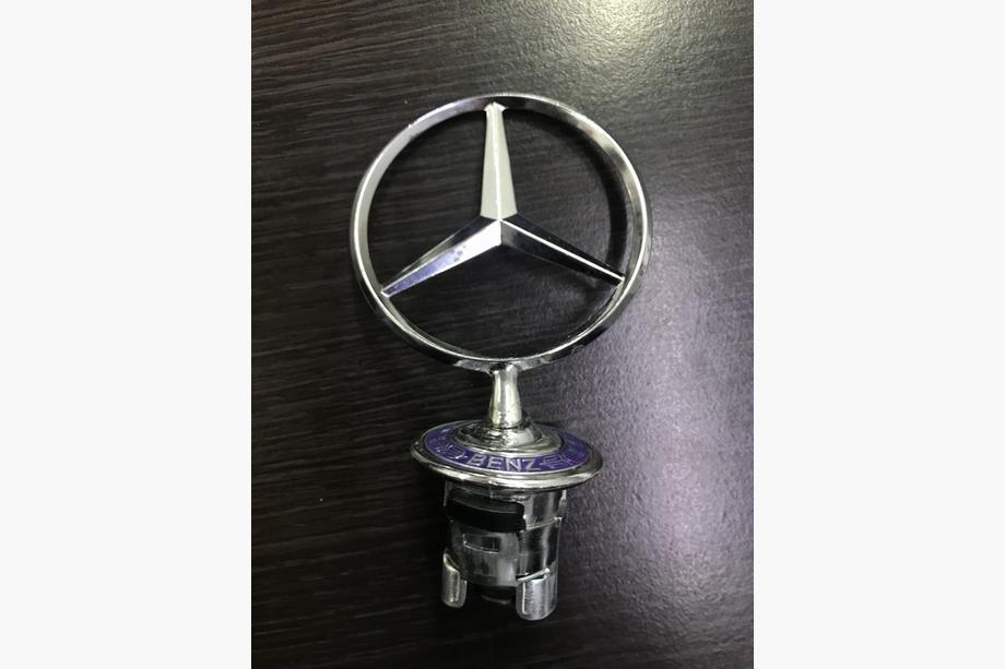 Mercedes S-class W140 1991–1998 VÝPREDAJ! Emblém krížového zameriavača (s nápisom) Image