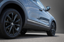 Volkswagen Tiguan 2016–2023 Carmos dverové lišty pre AllSpace (4 ks, nerez) fotografia 1