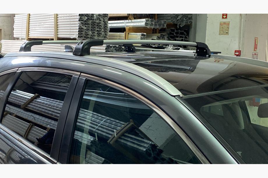 Honda CRV 2012–2016 Priečny strešný nosič na integrované strešné lyžiny Strong (2 ks) Image