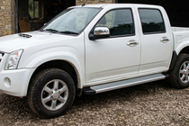 Isuzu D-Max 2002–2011 Bočné nášľapy Maya V2 (2007-2012, 2 ks, hliník) fotografia 1