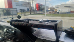 Volkswagen LT 1995–2006 Polička na palubnú dosku (čierna s červeným prešívaním) fotografia 1