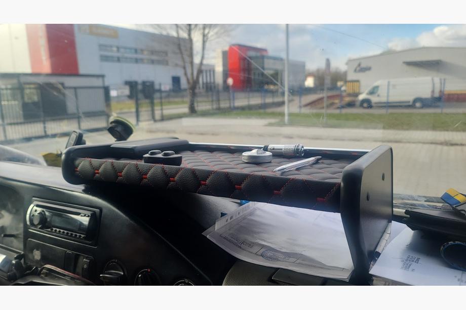 Volkswagen LT 1995–2006 Polička na palubnú dosku (čierna s červeným prešívaním) Image