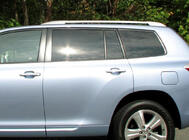 Toyota Highlander 2008–2013 Sivé OEM strešné pozdĺžne nosiče (hliník) fotografia 1