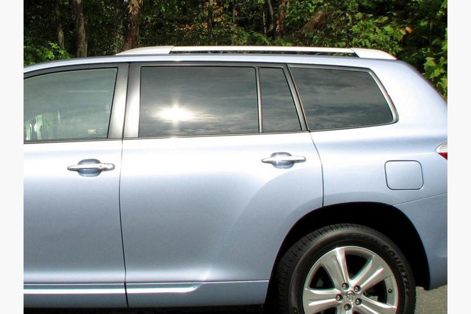 Toyota Highlander 2008–2013 Sivé OEM strešné pozdĺžne nosiče (hliník) Image