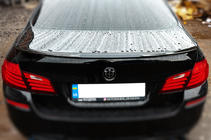 BMW 5. rad F10/F11 2010–2016 Spojler LIP V1 (1234 Upgrade, čierny) fotografia 2