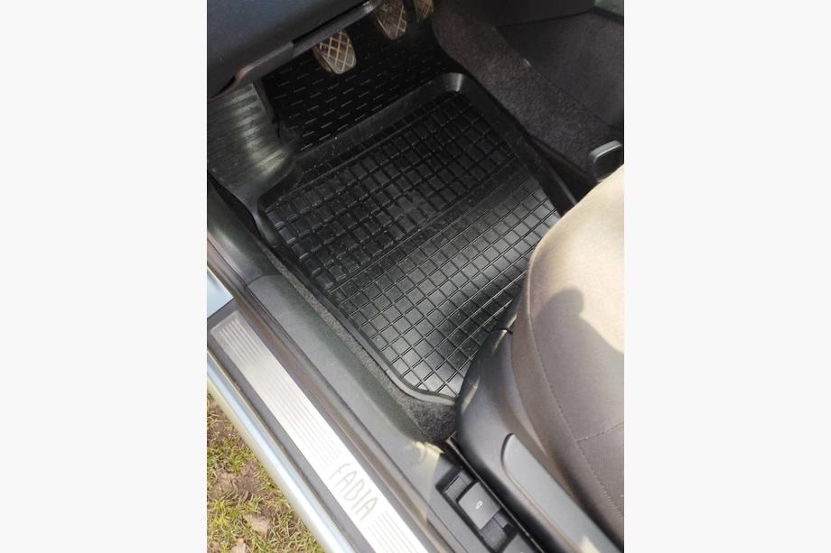 Skoda Fabia 2000–2007 Gumové autokoberce s vysokým okrajom (4 ks, Polytep) Image