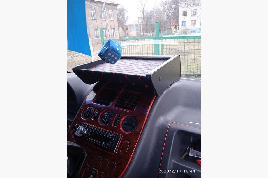 Mercedes Vito W638 1996–2003 Polička na palubnú dosku (čierna s červeným prešívaním) Fotografia 6