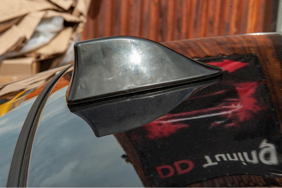 Anténa žraločia plutva na strechu (čierna, ABS) Fotografia 15