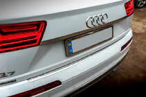 Audi Q7 2015–2026 Chrómová lišta nad ŠPZ (nerez) fotografia 2