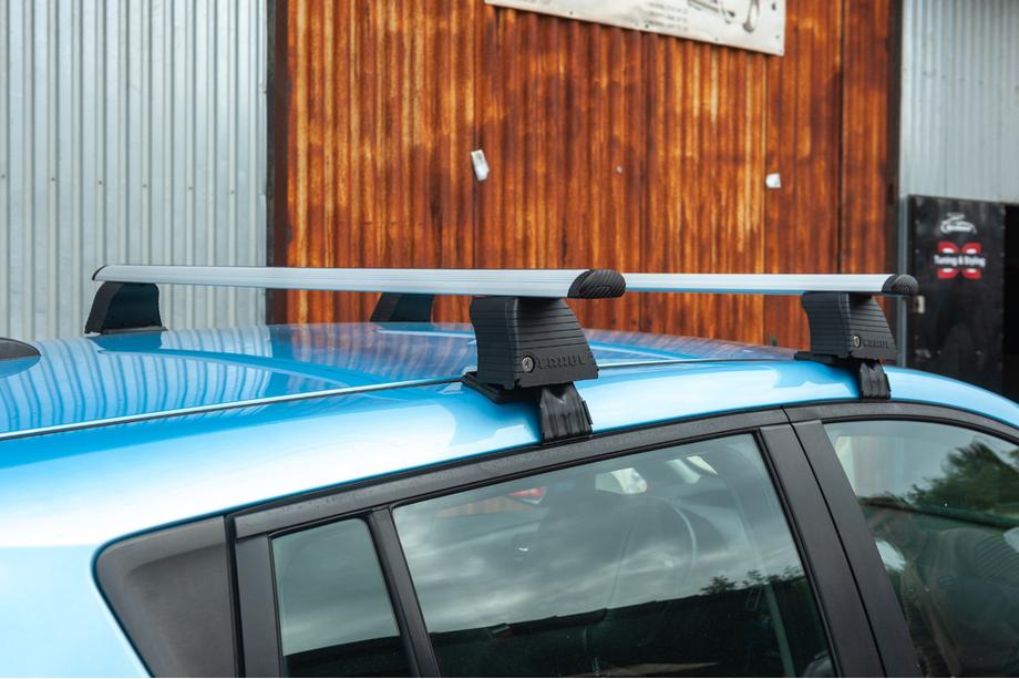 Nissan Leaf 2010–2017 Strešný nosič na hladkú strechu (chróm, pár) Image