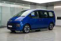 Hyundai Staria 2021– Bočné nášľapy Allmond Black (2 ks, hliník) fotografia 1
