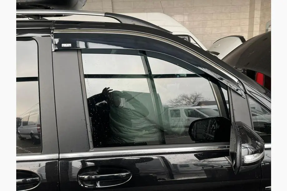 Mercedes Viano 2004–2014 Deflektory okien s chrómovou lištou (2 ks, Niken) Image